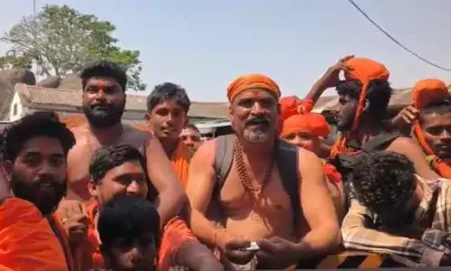 కొండగట్టులో జై కేసీఆర్ నినాదాలు చేసిన స్వాములు !