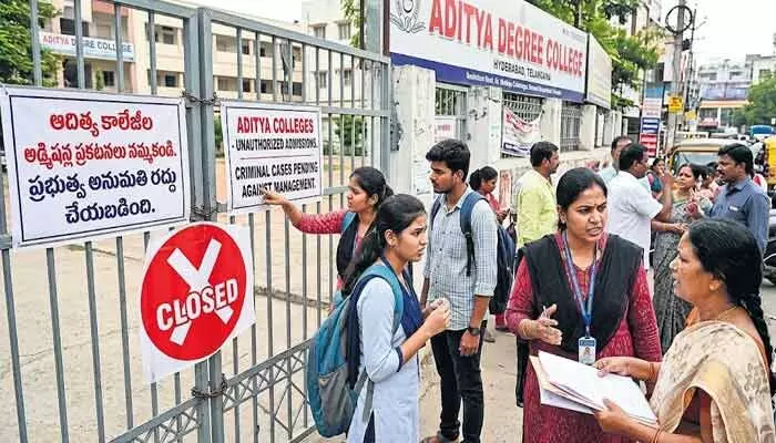 ఆదిత్య విద్యాసంస్థల అక్రమ దందా.. పర్మిషన్ లేకున్నా అడ్మిషన్లు ఆదిత్య విద్యాసంస్థల అక్రమ దందా.. పర్మిషన్ లేకున్నా అడ్మిషన్లు
