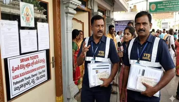 తిరుమలలో శ్రీవాణి టికెట్ల బల్క్ బుకింగ్ స్కామ్.. చెన్నై ట్రావెల్ ఏజెన్సీ గుట్టురట్టు తిరుమలలో శ్రీవాణి టికెట్ల బల్క్ బుకింగ్ స్కామ్.. చెన్నై ట్రావెల్ ఏజెన్సీ గుట్టురట్టు