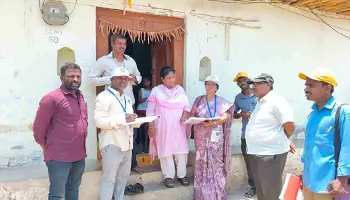 స్వీయ జనగణన పరిశీలించిన ఎంపీడీవో బాలకృష్ణ స్వీయ జనగణన పరిశీలించిన ఎంపీడీవో బాలకృష్ణ