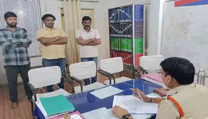 రౌడీ షీట్లర్లకు పోలీసుల హెచ్చరిక రౌడీ షీట్లర్లకు పోలీసుల హెచ్చరిక
