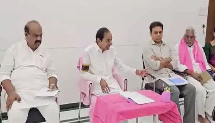 ఎర్రవెల్లిలో కేసీఆర్ కీలక సమావేశం.. పార్టీ బలోపేతంపై ఫోకస్ ఎర్రవెల్లిలో కేసీఆర్ కీలక సమావేశం.. పార్టీ బలోపేతంపై ఫోకస్