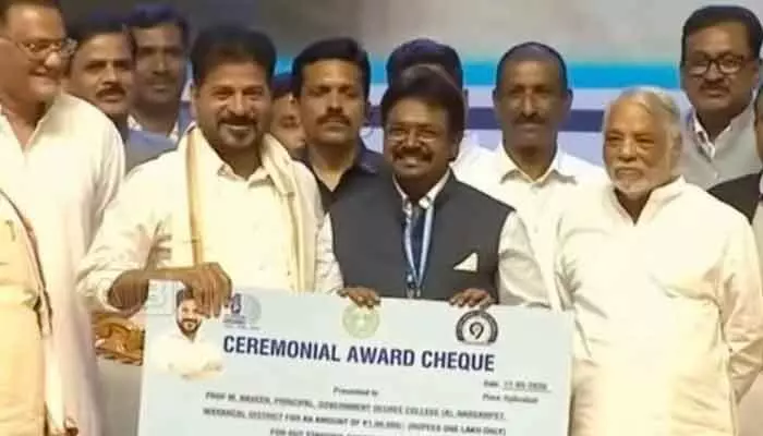 రేవంత్ రెడ్డి చేతుల మీదుగా తెలంగాణ ‘ఉత్తమ ప్రిన్సిపల్’ అవార్డు అందుకున్న డాక్టర్ మల్లం నవీన్ రేవంత్ రెడ్డి చేతుల మీదుగా తెలంగాణ ‘ఉత్తమ ప్రిన్సిపల్’ అవార్డు అందుకున్న డాక్టర్ మల్లం నవీన్