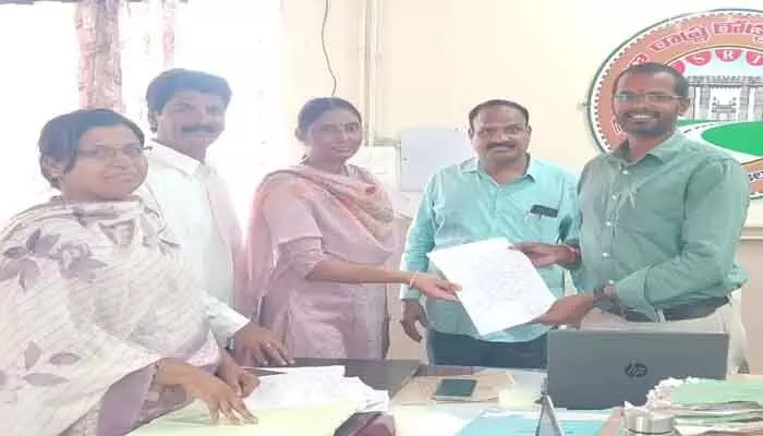 ఆర్టీసీ కార్మిక సమస్యలు పరిష్కరించండి : ఆర్టీసీ జేఏసీ నాయకులు ఆర్టీసీ కార్మిక సమస్యలు పరిష్కరించండి : ఆర్టీసీ జేఏసీ నాయకులు