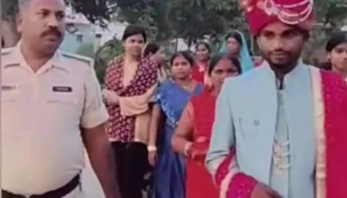 పెళ్లిలో, భరాత్లో బేడీలతోనే మరి శోభనం గదిలో? వైరల్ అవుతున్న పెళ్లి కొడుకు వీడియో! పెళ్లిలో, భరాత్లో బేడీలతోనే మరి శోభనం గదిలో? వైరల్ అవుతున్న పెళ్లి కొడుకు వీడియో!