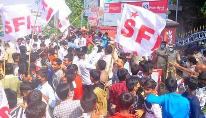 నీట్ పరీక్ష రద్దు కేంద్రం విద్యకేంద్రీకరణ ఫలితమే : ఎస్ఎఫ్ఐ నీట్ పరీక్ష రద్దు కేంద్రం విద్యకేంద్రీకరణ ఫలితమే : ఎస్ఎఫ్ఐ