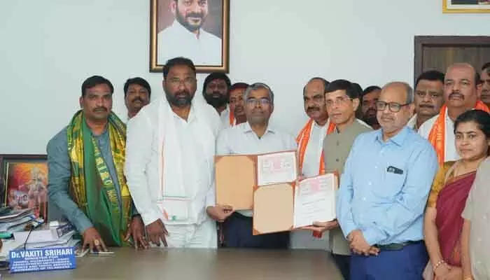 లాభాల బాటలోకి నార్ముల్ మదర్ డెయిరీ : మంత్రి వాకిటి శ్రీహరి లాభాల బాటలోకి నార్ముల్ మదర్ డెయిరీ : మంత్రి వాకిటి శ్రీహరి