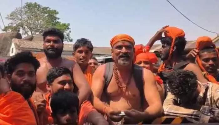 కొండగట్టులో జై కేసీఆర్ నినాదాలు చేసిన స్వాములు ! కొండగట్టులో జై కేసీఆర్ నినాదాలు చేసిన స్వాములు !