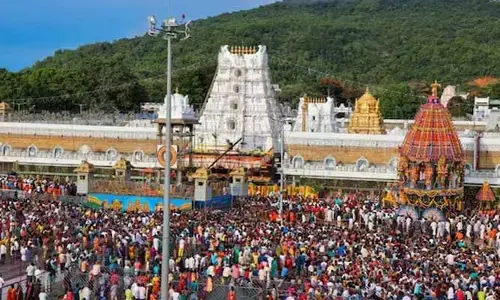 తిరుమలకు పోటెత్తిన భక్తులు.. శిలాతోరణం వరకూ క్యూలైన్