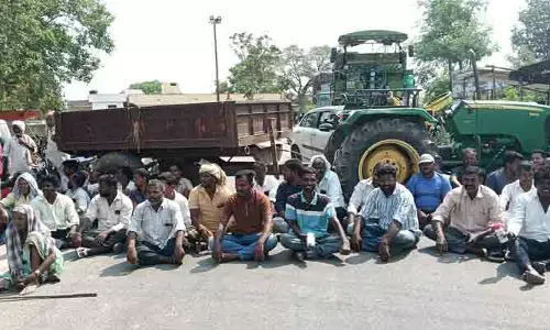 ధాన్యం కొనుగోళ్లలో జాప్యం.. రోడ్డెక్కిన రైతులు