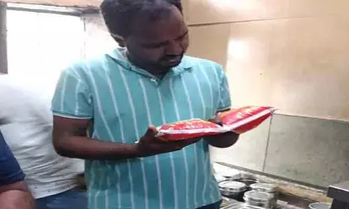 హోటళ్లు, టిఫిన్ సెంటర్లలో మున్సిపల్ కమిషనర్ ఆకస్మిక తనిఖీ
