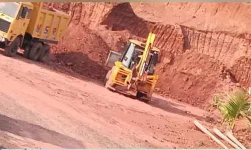 అక్రమ ఎర్ర మట్టి వ్యాపారాలతో కొండలు మాయం