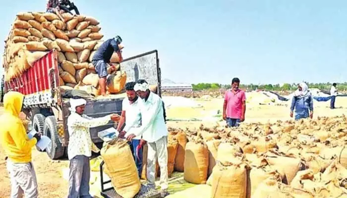 కొడంగల్ గడ్డపై అన్నదాతలకు తప్పని అవస్థలు కొడంగల్ గడ్డపై అన్నదాతలకు తప్పని అవస్థలు