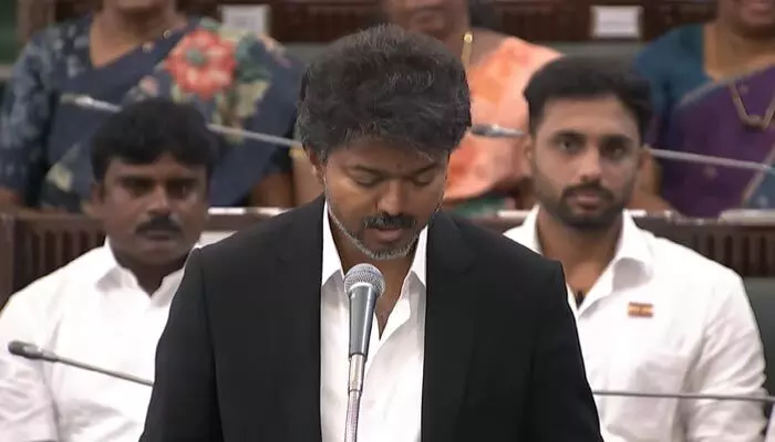 తమిళనాడు అసెంబ్లీలో సీఎం విజయ్ బలపరీక్ష: మిత్రపక్షాల మద్దతు, మరోవైపు చురకలు తమిళనాడు అసెంబ్లీలో సీఎం విజయ్ బలపరీక్ష: మిత్రపక్షాల మద్దతు, మరోవైపు చురకలు