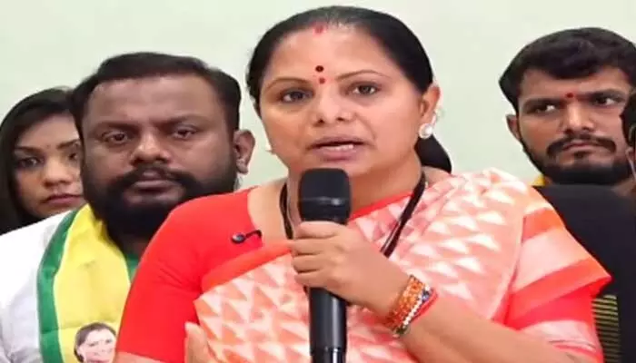 బీఆర్ఎస్ నేతల్లా మేము ఫొటోలు దిగి హడావిడి చేయం: కవిత కీలక వ్యాఖ్యలు బీఆర్ఎస్ నేతల్లా మేము ఫొటోలు దిగి హడావిడి చేయం: కవిత కీలక వ్యాఖ్యలు