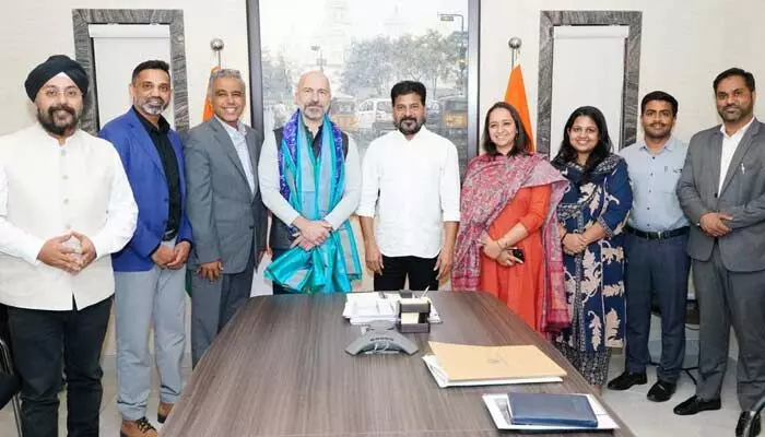 హైదరాబాద్లో ఉబెర్ విస్తరణ.. సీఎం రేవంత్ రెడ్డితో సీఈవో భేటీ హైదరాబాద్లో ఉబెర్ విస్తరణ.. సీఎం రేవంత్ రెడ్డితో సీఈవో భేటీ