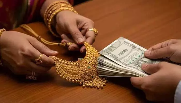 ఇంట్లో బంగారం దాచుకున్న వారికి బంపర్ ఆఫర్.. 10 గ్రాములున్నా లాభమే! ఇంట్లో బంగారం దాచుకున్న వారికి బంపర్ ఆఫర్.. 10 గ్రాములున్నా లాభమే!