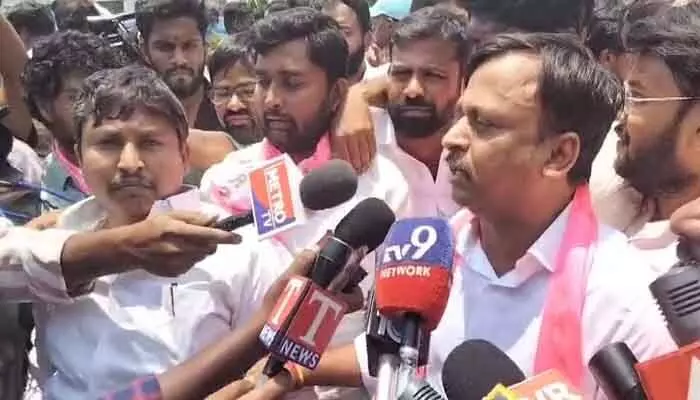 లోక్ భవన్ వద్ద ఉద్రిక్తత.. బీఆర్ఎస్ శ్రేణుల ఆందోళన లోక్ భవన్ వద్ద ఉద్రిక్తత.. బీఆర్ఎస్ శ్రేణుల ఆందోళన