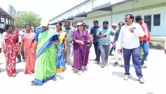 రైతులు ఇబ్బందులు పడకుండా ధాన్యం కొనుగోలు చేపట్టాలి : కలెక్టర్ సత్యశారద రైతులు ఇబ్బందులు పడకుండా ధాన్యం కొనుగోలు చేపట్టాలి : కలెక్టర్ సత్యశారద