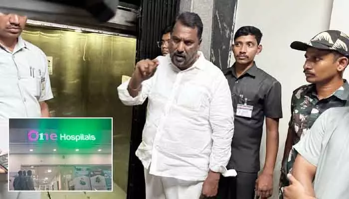 తెగి పడిపోయిన ఆస్పత్రిలో లిఫ్ట్.. మంత్రి అడ్లూరికి తప్పిన పెను ప్రమాదం తెగి పడిపోయిన ఆస్పత్రిలో లిఫ్ట్.. మంత్రి అడ్లూరికి తప్పిన పెను ప్రమాదం