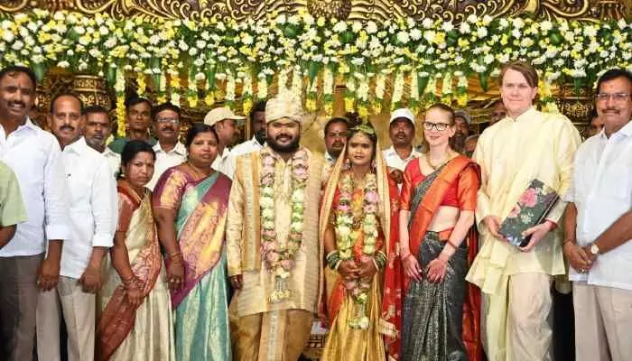 వివాహ వేడుకలకు హాజరైన స్వీడన్ వాసులు వివాహ వేడుకలకు హాజరైన స్వీడన్ వాసులు