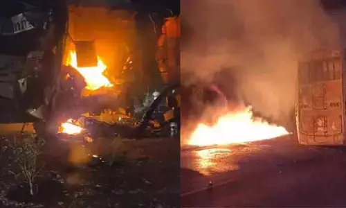 హైవేపై ఘోర ప్రమాదం.. నలుగురు సజీవదహనం!