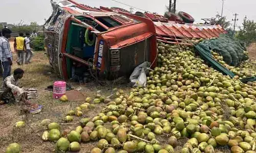 వడియారం బైపాస్ వద్ద లారీ బోల్తా