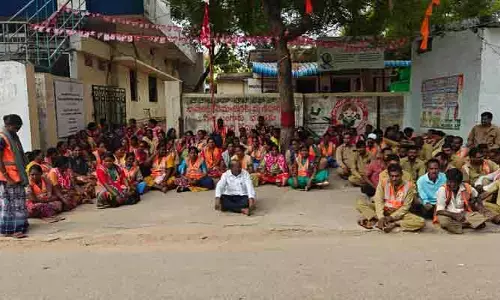 మున్సిపల్ కార్మికులకు అందని వేతనాలు..  కార్యాలయం ఎదుట ఆందోళన