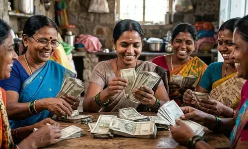 రాష్ట్రంలోని మహిళలకు నెలకు రూ.1000.. అధికారులకు సీఎం కీలక ఆదేశాలు
