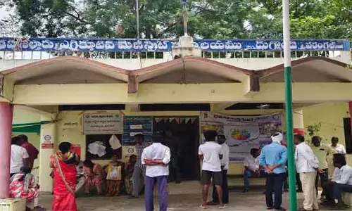 ఏసీబీ రైడ్..  అధికారుల‌కు రెడ్ హ్యాండెడ్ గా ప‌ట్టుబ‌డిన ఆర్.ఐ