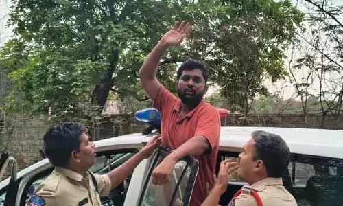 నీట్ పేపర్ లీక్ పై ప్రశ్నించిన బీఆర్ఎస్వీ నేతల అరెస్ట్