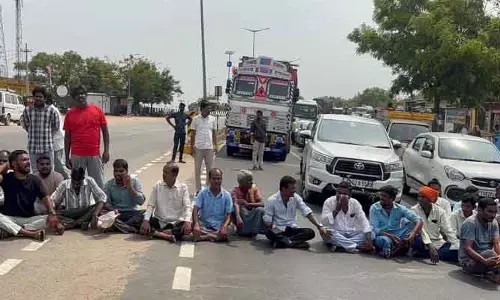 ధాన్యం కొనుగోలు ఆల‌స్యం.. రోడ్డెక్కిన రైతులు