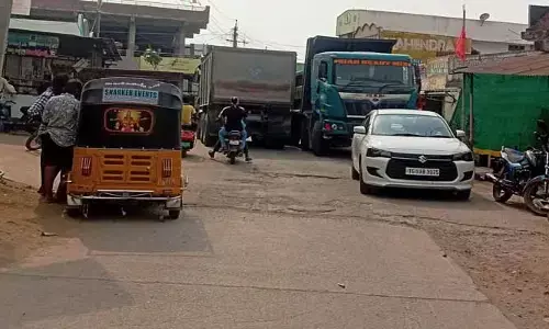 వైన్ షాపు ముందు వాహనాల రద్దీ ప్రయాణికులకు అవస్తలు