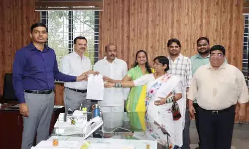 భూ నిర్వాసితులకు చెక్కులు పంపిణీ : కలెక్టర్ మను చౌదరి