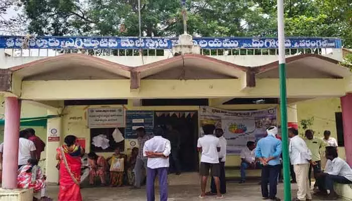 ఏసీబీ రైడ్.. అధికారులకు రెడ్ హ్యాండెడ్ గా పట్టుబడిన ఆర్.ఐ ఏసీబీ రైడ్.. అధికారులకు రెడ్ హ్యాండెడ్ గా పట్టుబడిన ఆర్.ఐ