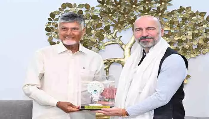 సీఎం చంద్రబాబు, మంత్రి లోకేశ్తో ఉబర్ ప్రతినిధుల భేటీ సీఎం చంద్రబాబు, మంత్రి లోకేశ్తో ఉబర్ ప్రతినిధుల భేటీ