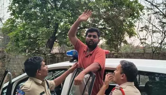 నీట్ పేపర్ లీక్ పై ప్రశ్నించిన బీఆర్ఎస్వీ నేతల అరెస్ట్ నీట్ పేపర్ లీక్ పై ప్రశ్నించిన బీఆర్ఎస్వీ నేతల అరెస్ట్