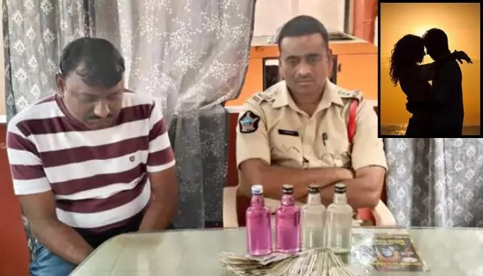 ప్రేమ జంటను లంచం అడిగి ఏసీబీకి చిక్కిన ఎస్సై ప్రేమ జంటను లంచం అడిగి ఏసీబీకి చిక్కిన ఎస్సై
