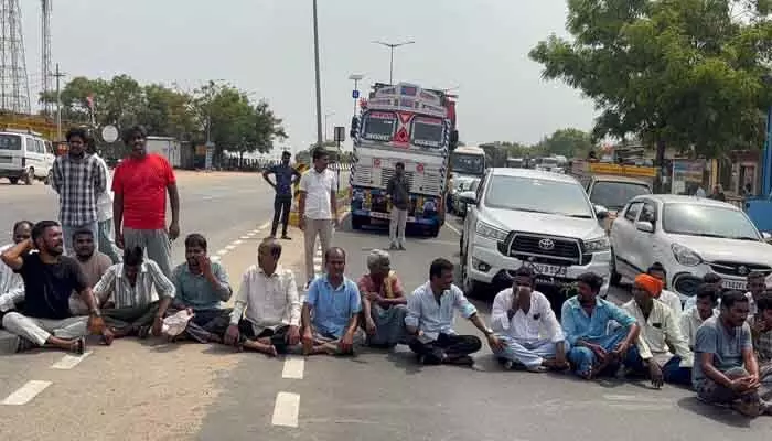 ధాన్యం కొనుగోలు ఆలస్యం.. రోడ్డెక్కిన రైతులు ధాన్యం కొనుగోలు ఆలస్యం.. రోడ్డెక్కిన రైతులు