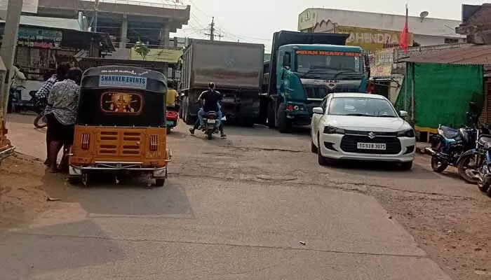 వైన్ షాపు ముందు వాహనాల రద్దీ ప్రయాణికులకు అవస్తలు వైన్ షాపు ముందు వాహనాల రద్దీ ప్రయాణికులకు అవస్తలు