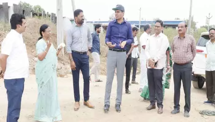 ప్రభుత్వ కార్యాలయాలకు కండ్లకోయలో స్థలాన్ని పరిశీలించిన కలెక్టర్ మను చౌదరి ప్రభుత్వ కార్యాలయాలకు కండ్లకోయలో స్థలాన్ని పరిశీలించిన కలెక్టర్ మను చౌదరి