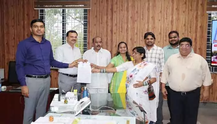భూ నిర్వాసితులకు చెక్కులు పంపిణీ : కలెక్టర్ మను చౌదరి భూ నిర్వాసితులకు చెక్కులు పంపిణీ : కలెక్టర్ మను చౌదరి