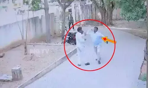 VIRAL: కోర్టు ఆవరణలో సిబ్బందిపై దాడి.. వ్యక్తిపై కేసు నమోదు
