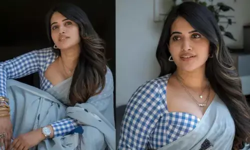 చీరలో హాట్ లుక్స్‌తో సోషల్ మీడియాను షేక్ చేస్తున్న క్రేజీ యాంకర్
