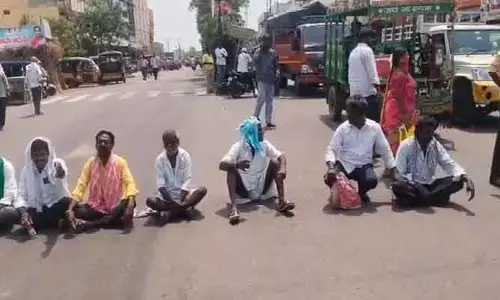 ధాన్యం తరలించడం లేదని రైతులు నిరసన