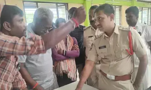కొనుగోలు కేంద్రాల్లో చేతివాటం.. రైతులు రాస్తారోకో