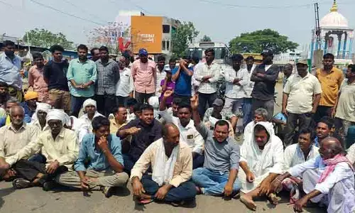 ప్రధాన రహదారి పై బైఠాయించిన రైతులు.. గన్నీ బ్యాగుల కొరత తీర్చాలని డిమాండ్