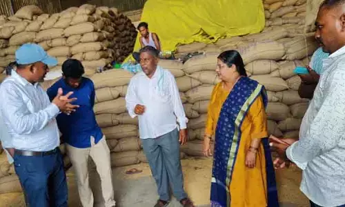 రైస్ మిల్లుల్లో ధాన్యం ఆన్ లోడింగ్ ప్ర‌క్రియ వేగ‌వంతం చేయాలి