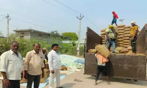 దిశ క‌థ‌నానికి స్పంద‌న‌.. మొక్క‌జొన్న‌ కొనుగోలు కేంద్రాన్ని సంద‌ర్శించిన సంఘం అధ్య‌క్షుడు