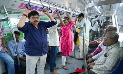 మెట్రోలో ప్రయాణించిన బీజేపీ రాష్ట్ర అధ్యక్షుడు రామచందర్ రావు